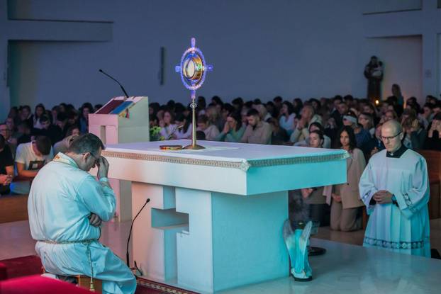 Split: U crkvi Srca Isusova održano je klanjanje za mlade kao odgovor na Noć vještica