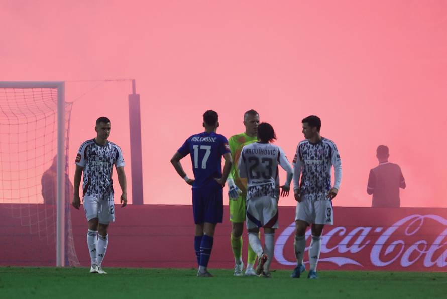 Zagreb: Zbog baklji nakratko prekinut derbi Dinama i Hajduka