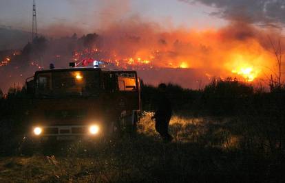 U požaru kraj ceste Klis - Solin umalo izgorjele kuće