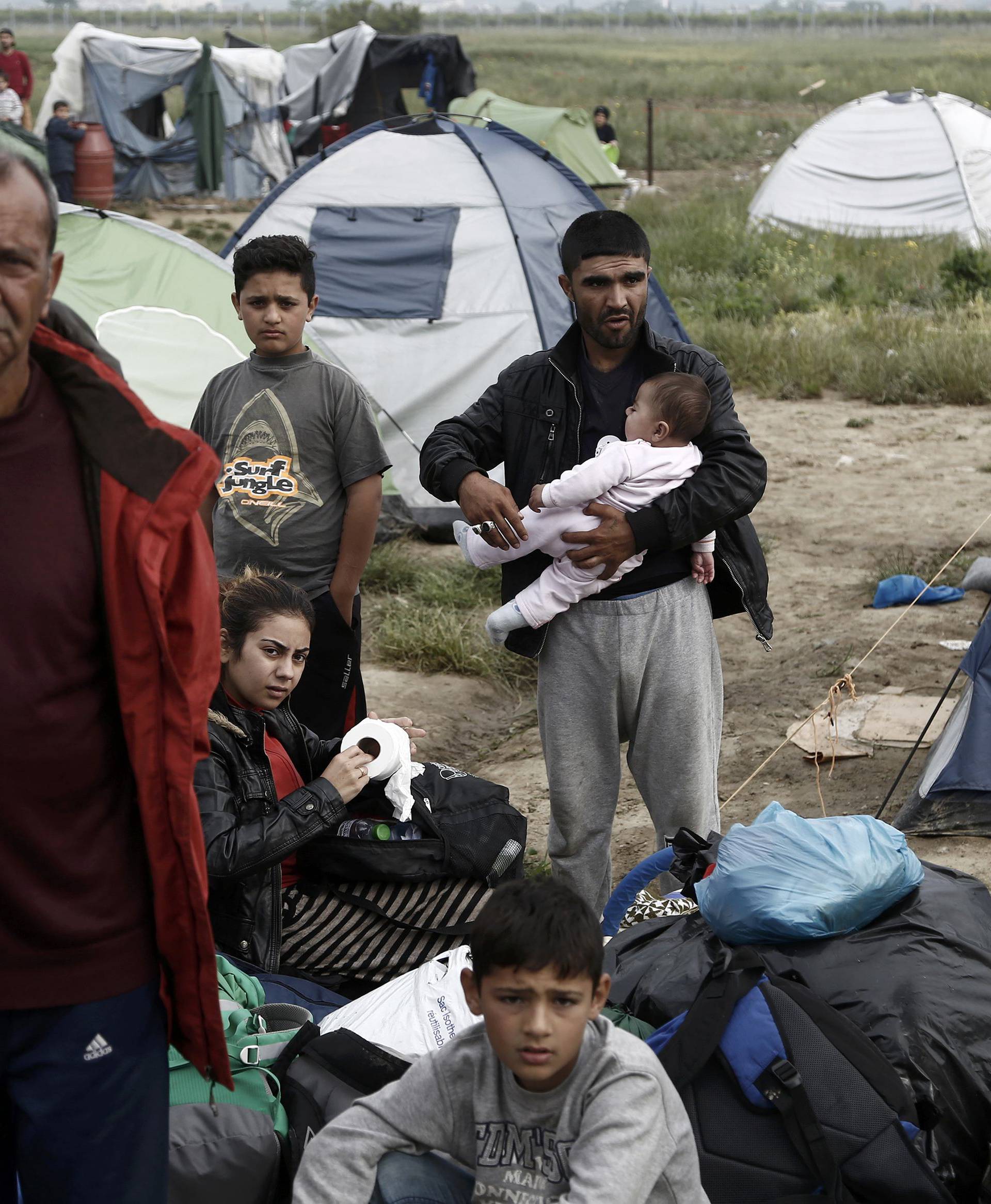 Police operation to evacuate a makeshift camp for refugees and migrants near the village of Idomeni