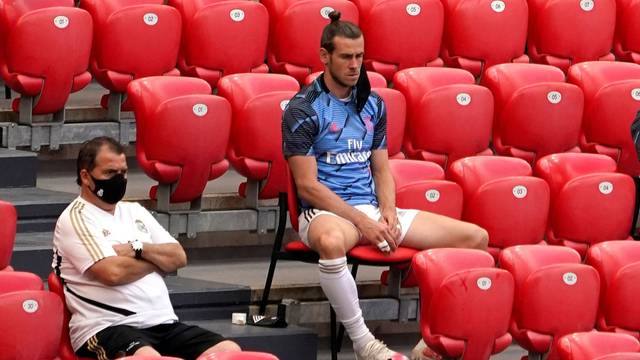 Bale opet nestašan: Na klupi je 'dalekozorom' pratio utakmicu