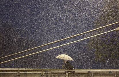 FOTO Zimska čarolija stigla u Sarajevo, snijeg zabijelio ulice