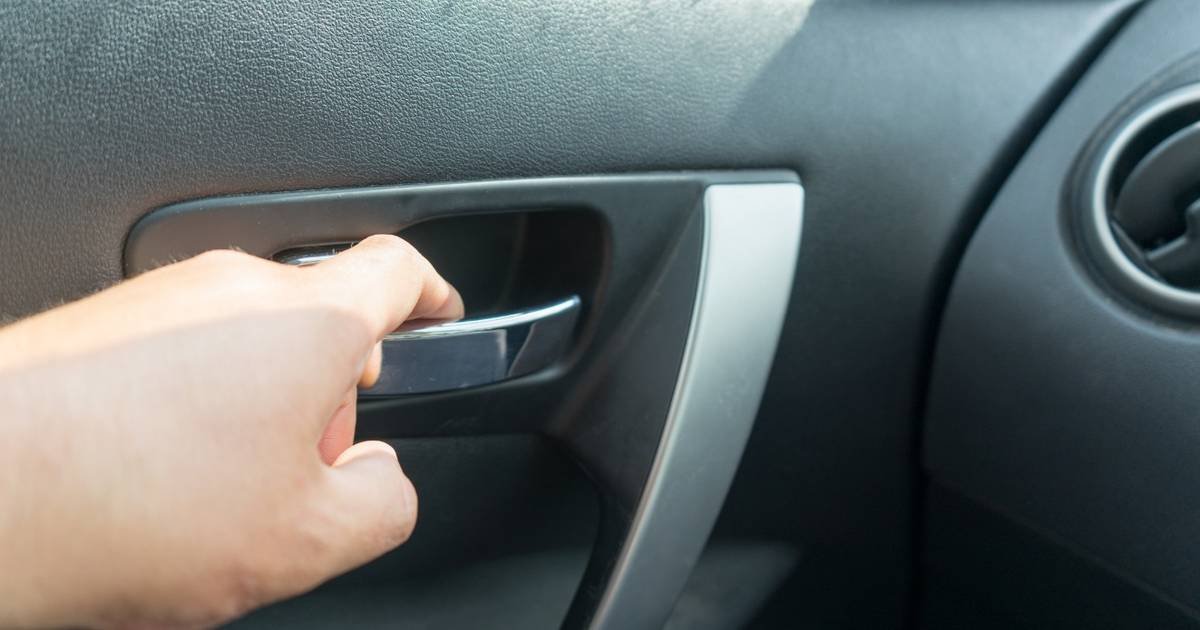 Открываем дверь авто изнутри. Как открыть дверь машины изнутри. Child lock в машине. Ваз 2109 без дверных ручек. Открывает дверь автомобиля.