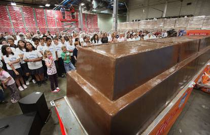 Najveća je! Izradili 'čokoladicu' dugu 6,4 metra i tešku 5,4 tone