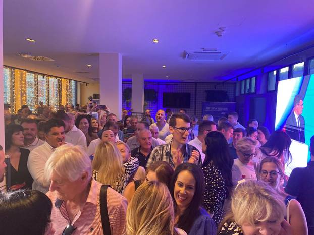 200 fotografija s izbora: Delirij u Splitu i Vukovaru,  velika fešta Rinčić i puse za Selak Raspudić