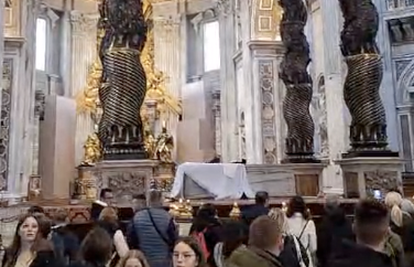 VIDEO Muškarac uništio oltar u bazilici u Vatikanu: Zaštitari ga odmah zgrabili. 'Bože pomozi!'