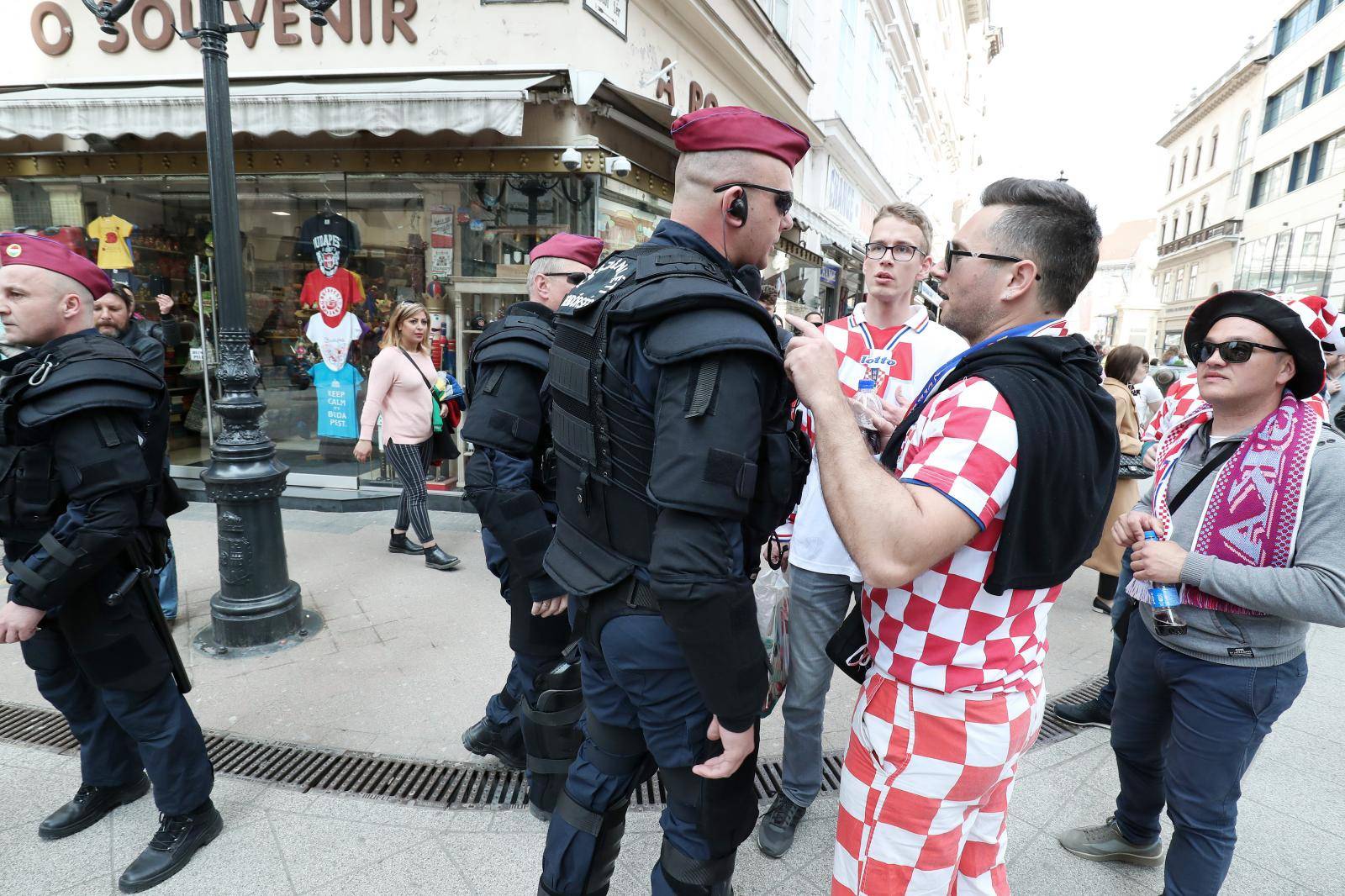 BudimpeÅ¡ta: Policija sprijeÄila incident kada je gradom proÅ¡etao jedan mladiÄ sa zastavom Srbije