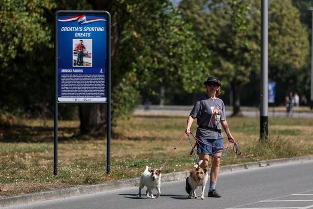 Zagreb: Tek rijetki građani spas od vrućina potražili na Jarunu