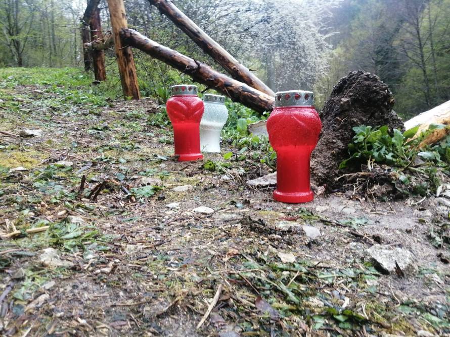 VIDEO Ovo je mjesto pogibije relijaša u Zagorju. Razrovana zemlja, uništena ograda, svijeće