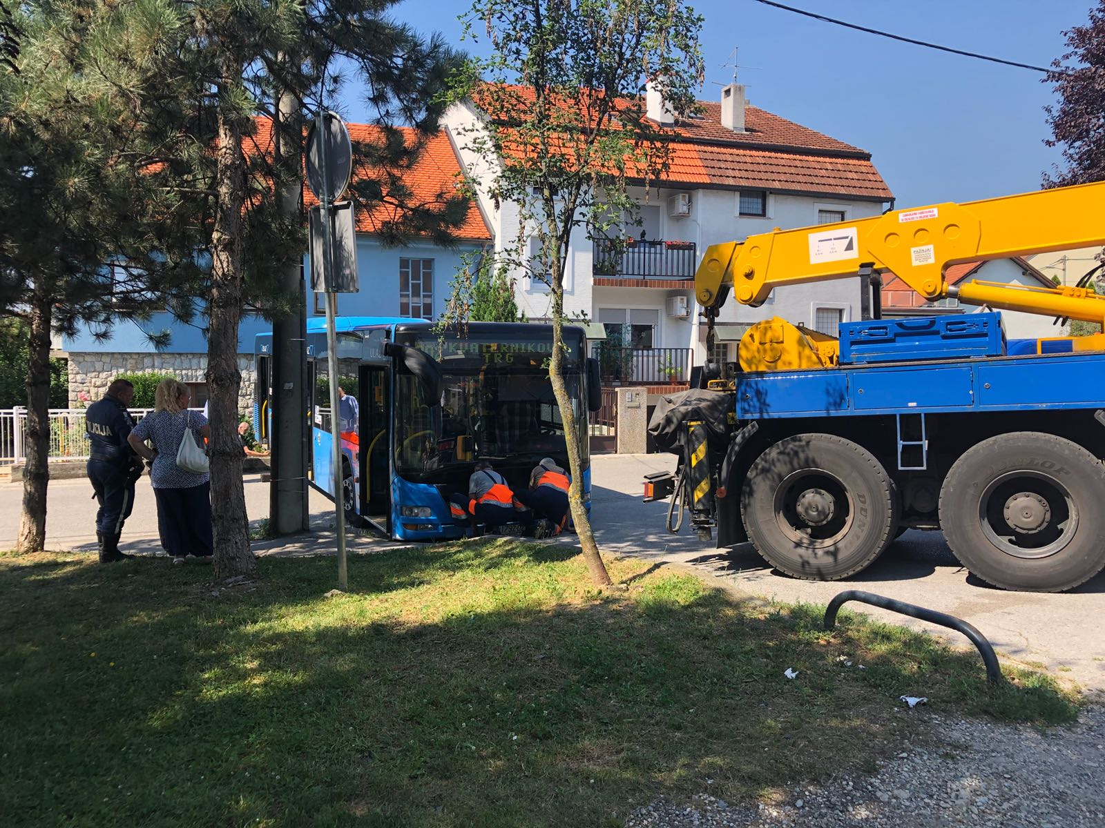 Video: Vozač izašao, a njegov bus s putnicima probio ogradu!