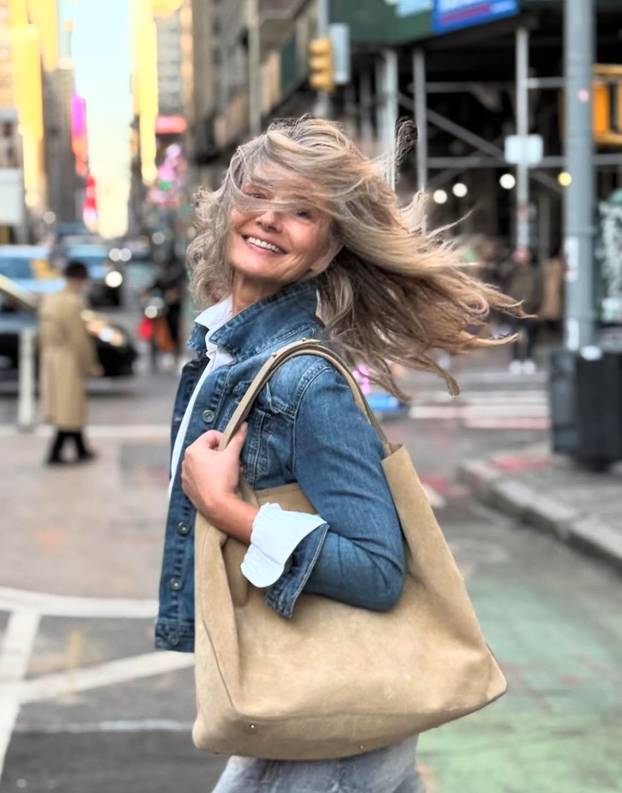 FOTO Ima 60 godina, a nema bore: Ikona ljepote otkrila je tajnu sporog starenja