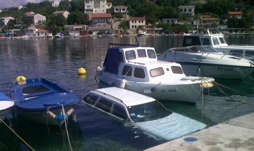 Mercedes parkirala među barkama i otišla na plažu