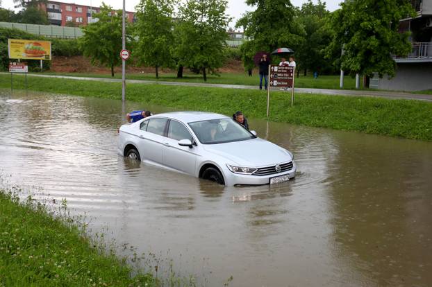 Karlovac: Obilna kiša uzrokovala probleme u prometu