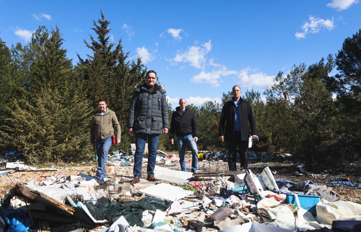 Koalicija 'Srcem za Zadar' na deponiju smeća:  'Grad Zadar je izdan grad, grad koji je stao'