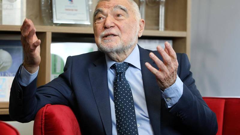 'Dovoljno je da se premijer ode pokloniti NDH nostalgičaru. To je sramotno, ali što možemo?'