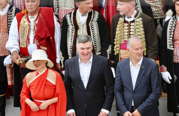 Sinj: Visoki drzavni uzvanici na prijemu u alkarskim dvorima povodom 310. Sinjske alke