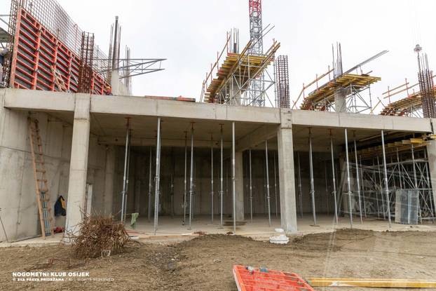 Na Pampasu polako niče i krov