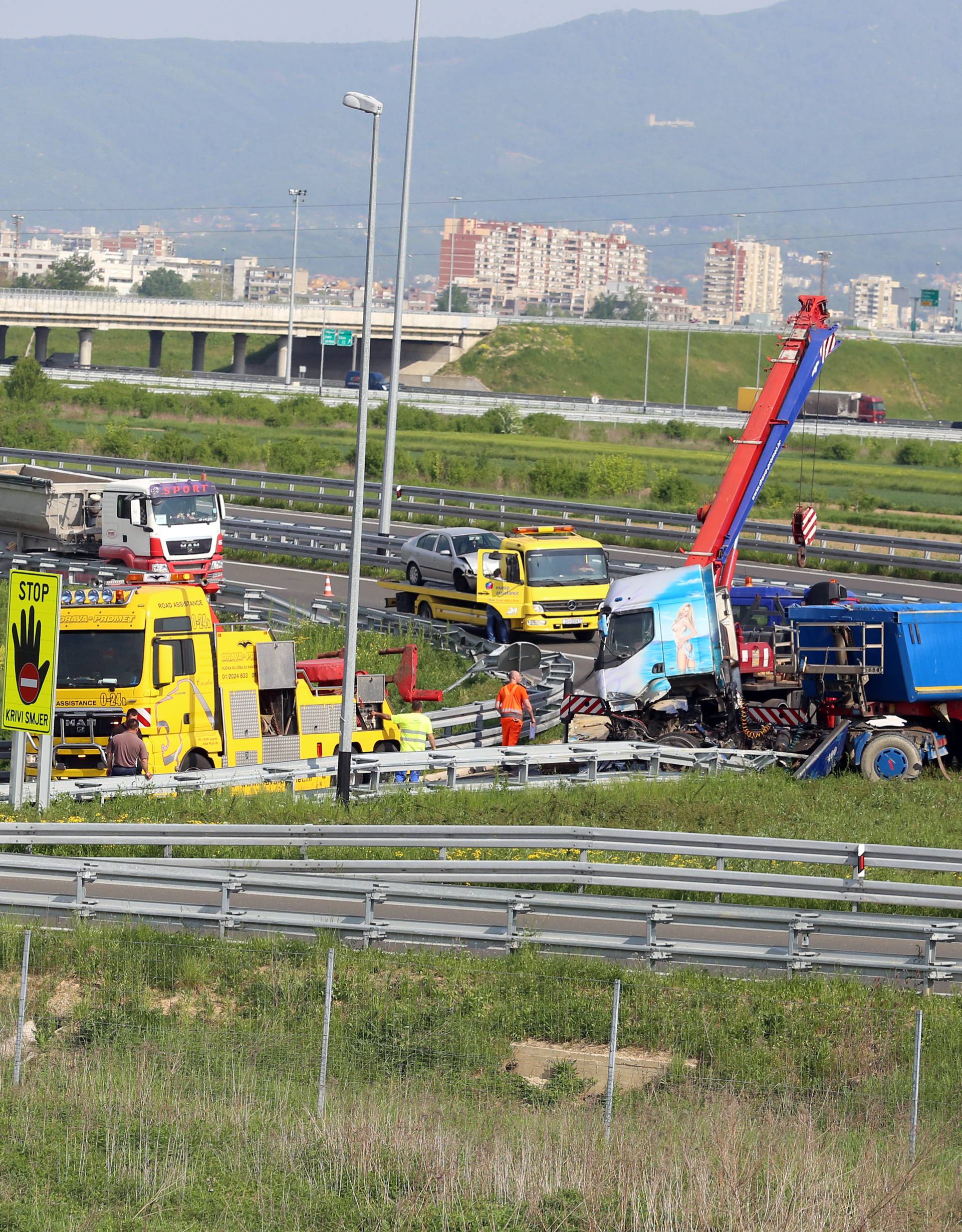 Nesreća kod čvora Veliko Polje: Sudarila se dva tegljača i auto