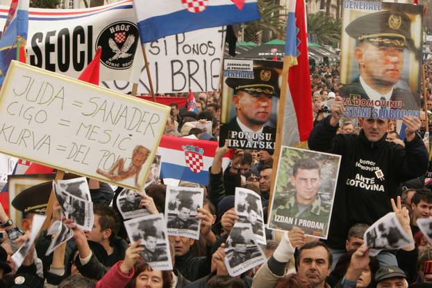 ARHIVA - Prepuna splitska riva tijekom skupa podrške uhićenom generalu  