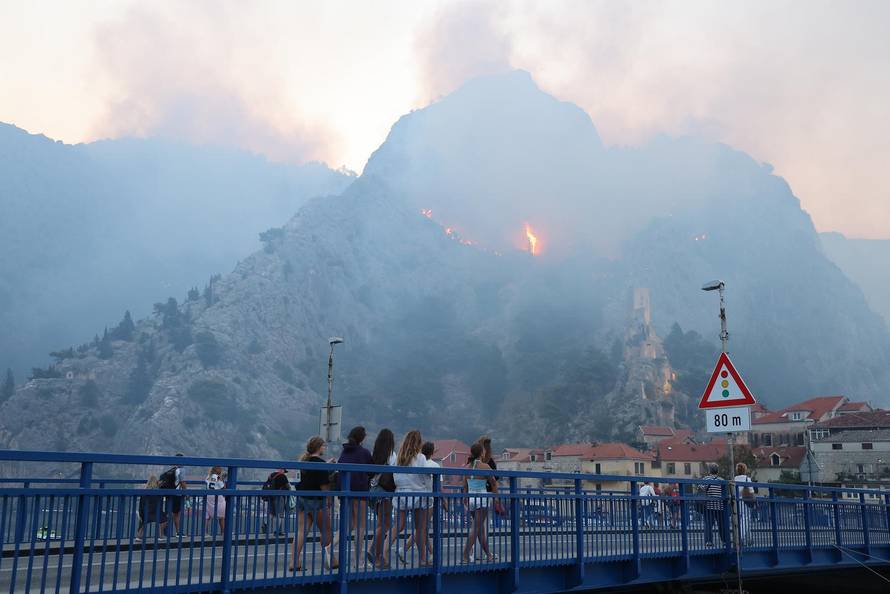 Požar kod Omiša i dalje bukti