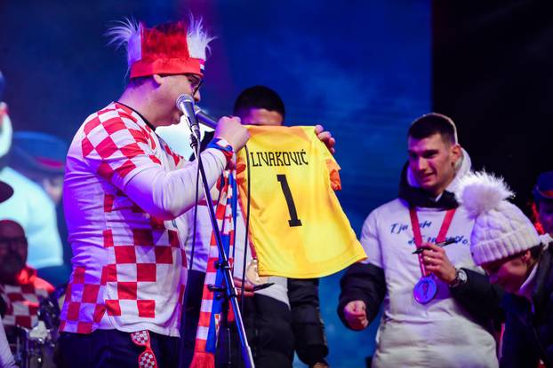 Zadar: Dominik Livaković i Martin Erlića potpisali lopte te ih ispucali u okupljene navijače