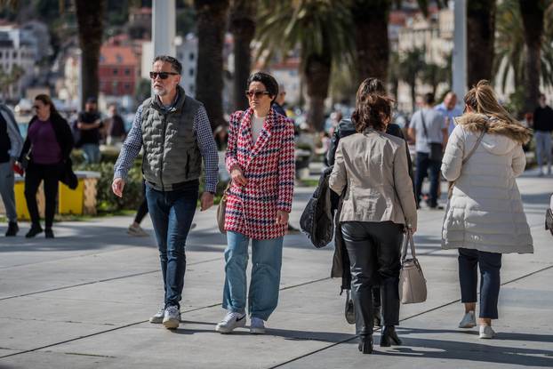 Split: Sunčano i toplo poslijepodne građani proveli na rivi