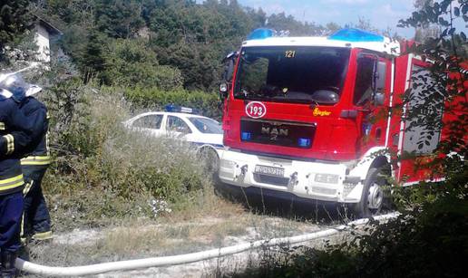 Čehinji izgorio auto vozeći se po makadamu, zapalila raslinje