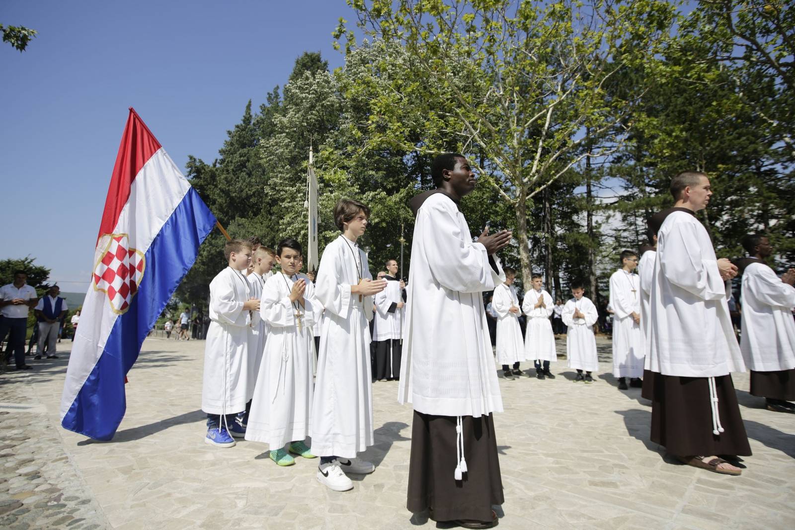 Brojni hodočasnici od jutarnjih sati pristižu u Široki Brijeg na svetkovinu Velike Gospe