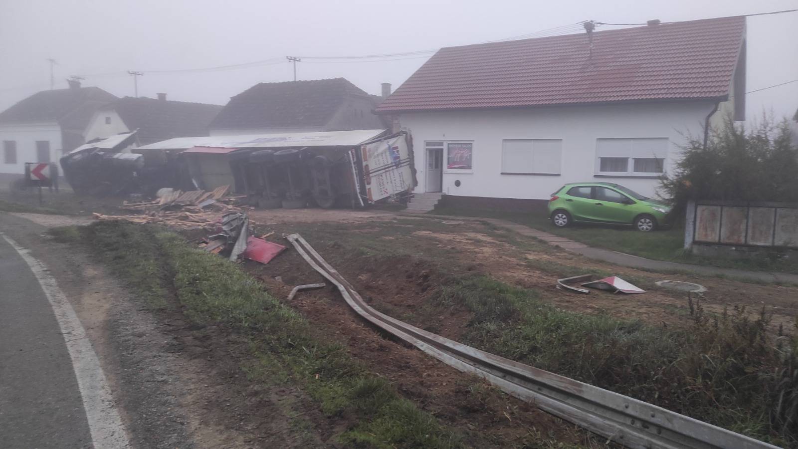 VIDEO Kamion im probio u kuću! 'Uzeo sam djecu i bježao. Novu Daciju mi je zdrobio. Ma užas'