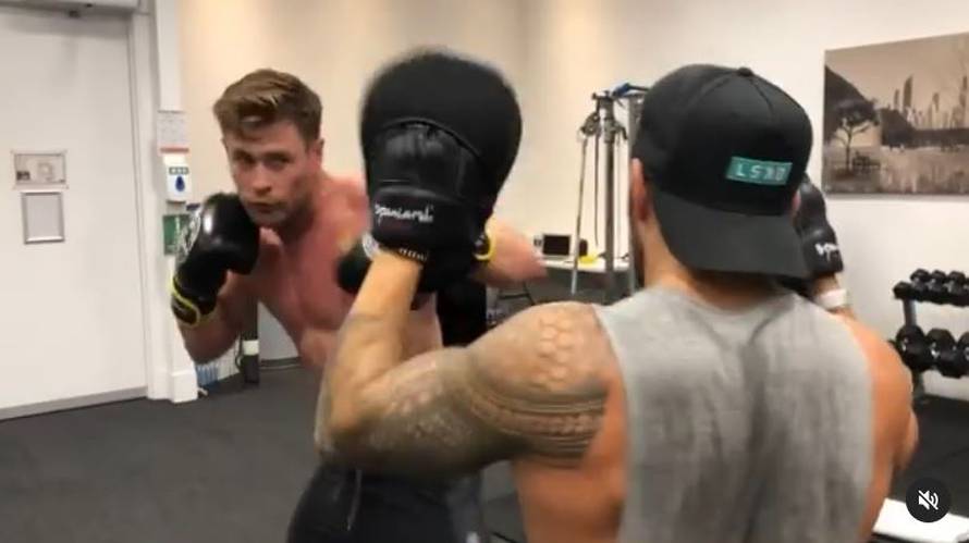Hemsworth je objavio video na kojem boksa pa pokazao mišiće