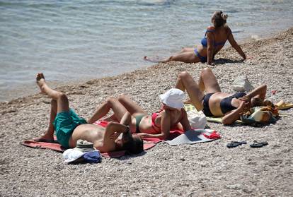 FOTO Plaža u Brodarici je krcata kupačima:  Toplinski val bliži se kraju, pogledajte ljetne prizore