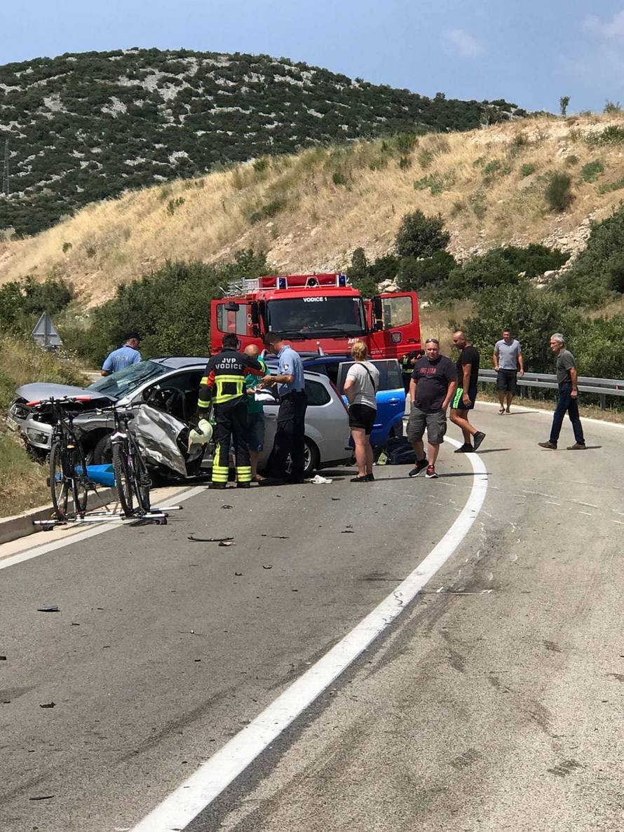 Lančani sudar u blizini Tisnog: Ljudi ostali zarobljeni u autu...