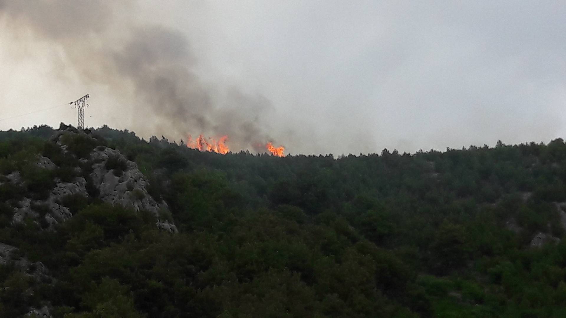 Drama kod Skradina: Požar se širi, no uspjeli su obraniti kuće