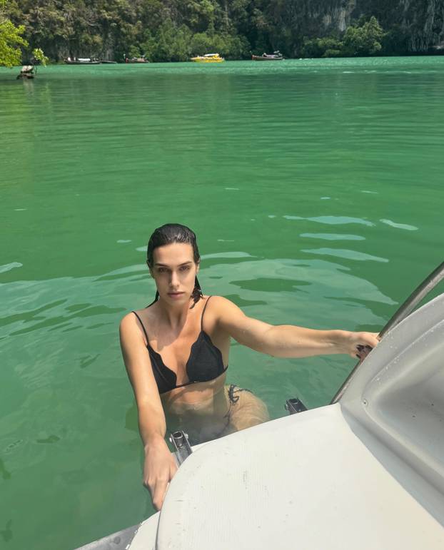 FOTO Zgodna stjuardesa hitno traži muža: Sama sam već 3 godine, želim da bude stariji...