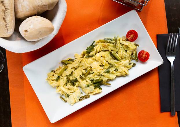 Roast with shrimps and wild asparagus