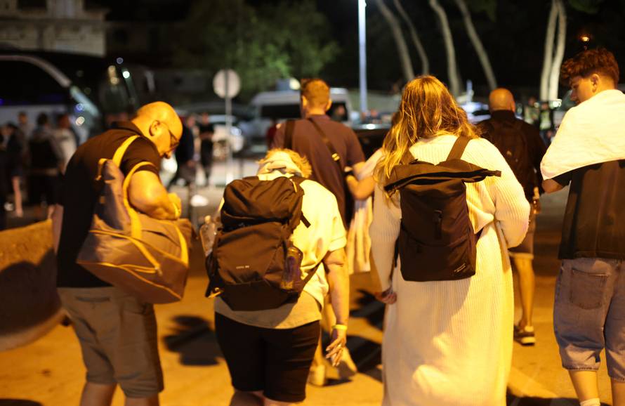 Milna: Zbog požara turisti proveli noć na rivi