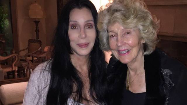 Cher ponosna na mamu: Ovako izgleda bez šminke s 90