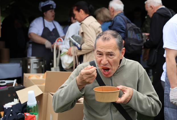 Zagreb: Podjela graha građanima na Jarunu u povodu Dana državnosti