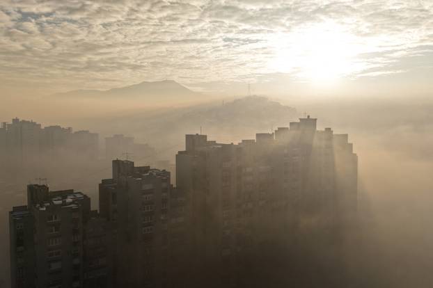 Pogled iz zraka na Sarajevo obavijeno maglom i smogom