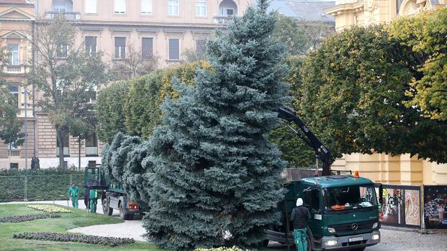 Zagreb: Postavljanje klizališta na Trgu kralja Tomislava