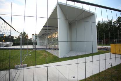 Zagreb: Kod Spomenika domovini postavljene su skele za početak radova