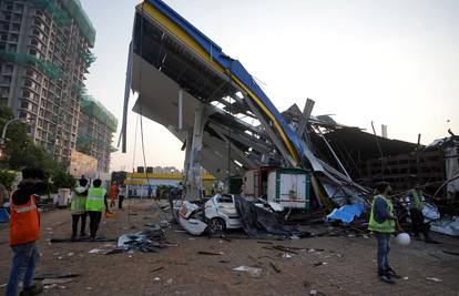 Golemi reklamni pano pao je na benzinsku u Mumbaiju, broj poginulih narastao je na 14