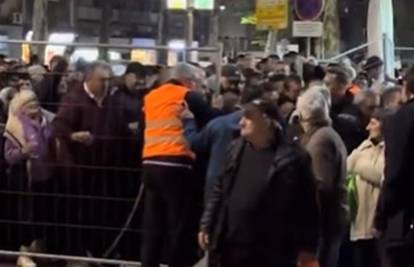 VIDEO Dok Vučić ne završi govor nema odlaska! Pogledajte kako vraćaju ljude u ograđeni prostor