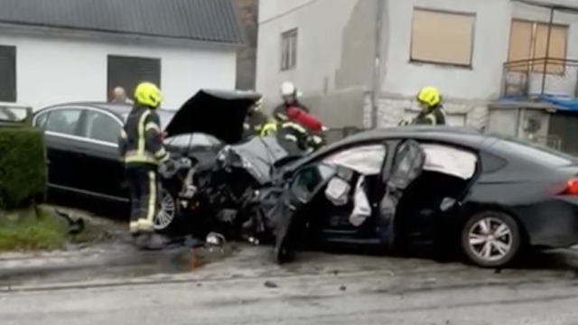 VIDEO Nesreća u Vukomercu: 'Sudarila se tri auta, vatrogasci pokušavaju razdvojiti vozila'