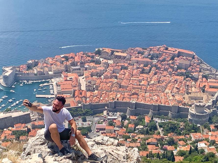 Pjevao u 'Zvijezdama', a sad na plaži pokazuje isklesano tijelo