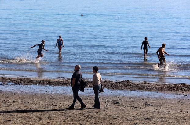 Splićani uživaju u zimskom kupanju na Bačvicama