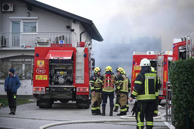 Zagreb: U skladištu guma u Zagrebačkoj ulici u Sesvetama izbio je požar