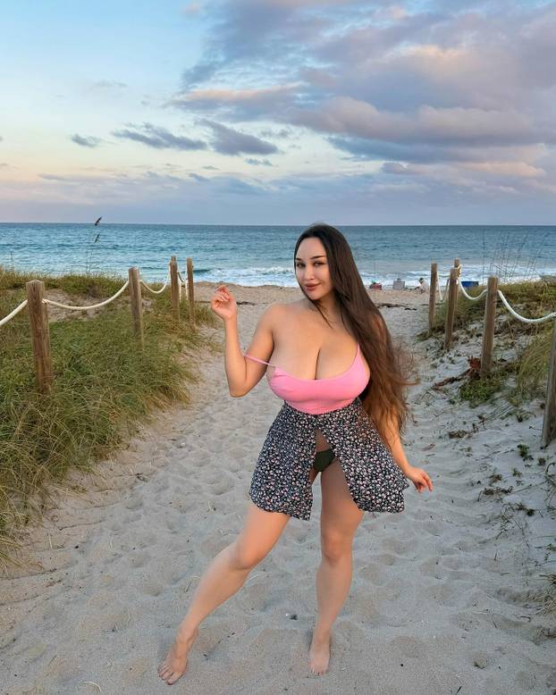 FOTO 'Imam toliko velike grudi da me svi mrze. Nisu umjetne!'