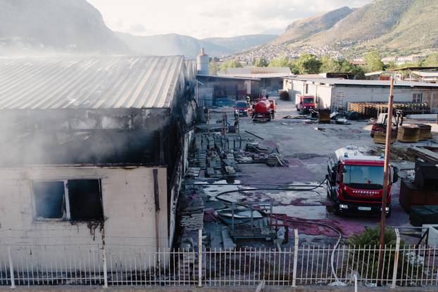 Mostar: Pogled iz zraka na tri hale tvrtke Interkomerc koje su izgorile u požaru