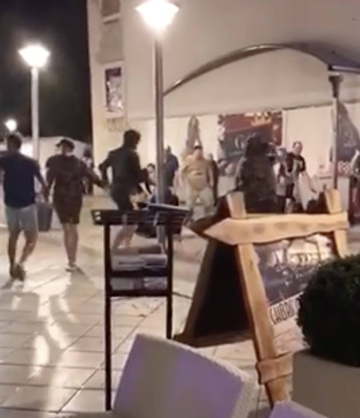 Navijači Hajduka i Evertona se tukli pred kafićem, letjeli stolci